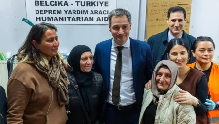 Belçika Başkanı Yardım Toplama Merkezini Ziyaret Etti